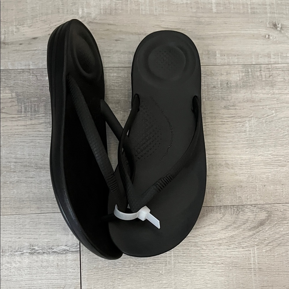 FITFLOP IQUSHION RUBBER WOMEN'S BLACK FLIP FLOPS